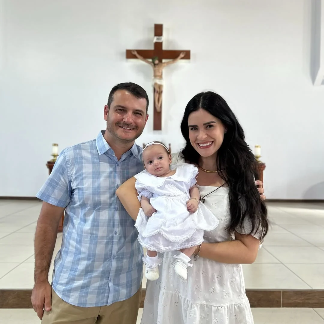 Hoje o céu tocou a terra… 🤍✨ Minha afilhada Clara recebeu o Santo Ba...