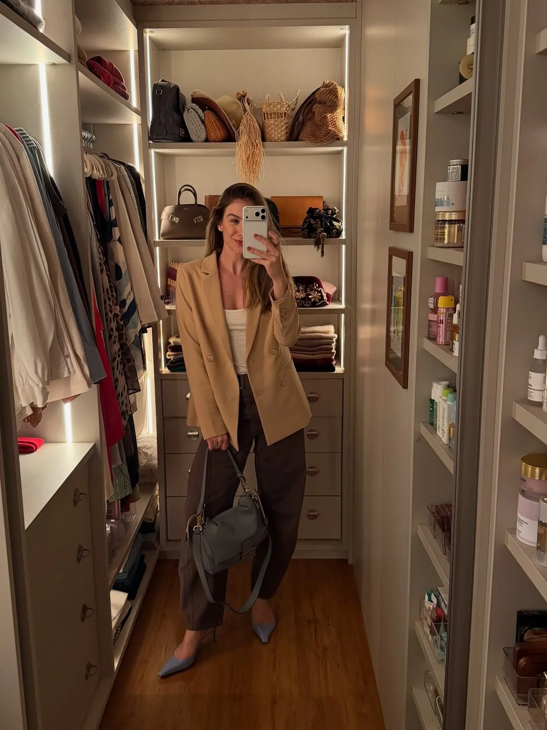 Últimos looks e um hiperfoco no scarpin azul e na regata marrom 🤷🏼‍♀️