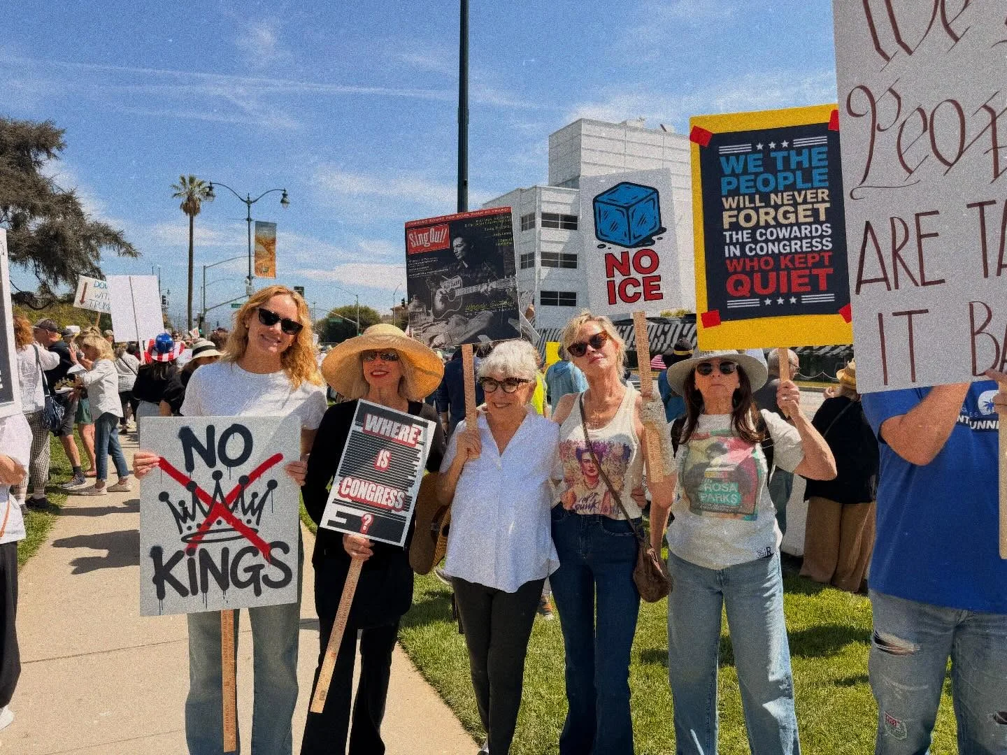 Read the signs friends…🇺🇸 @bettemidler @melaniegriffith