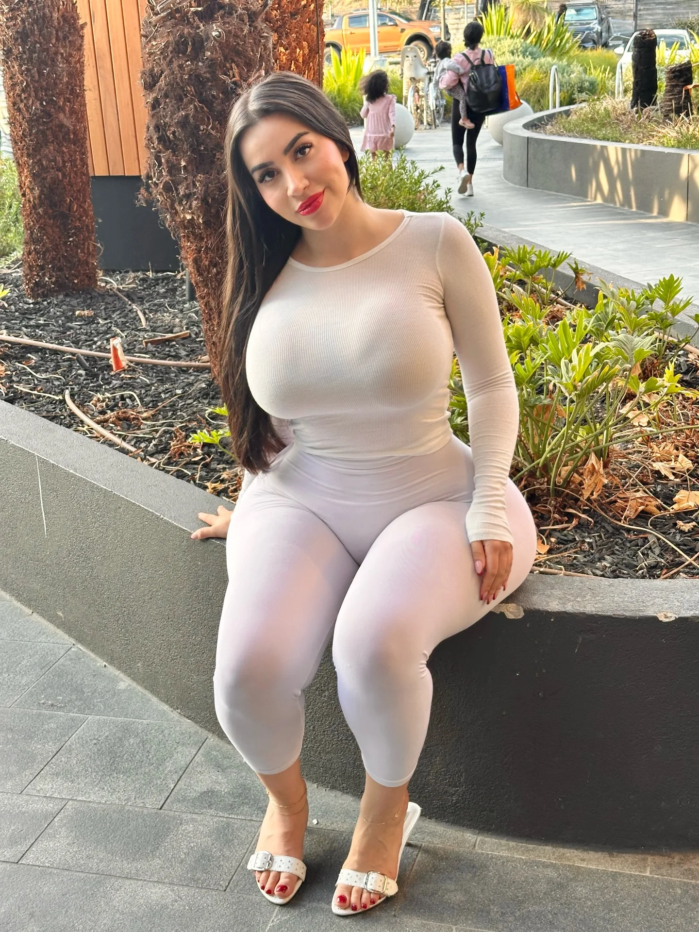 This white set snatches me in all the right places !!🤗