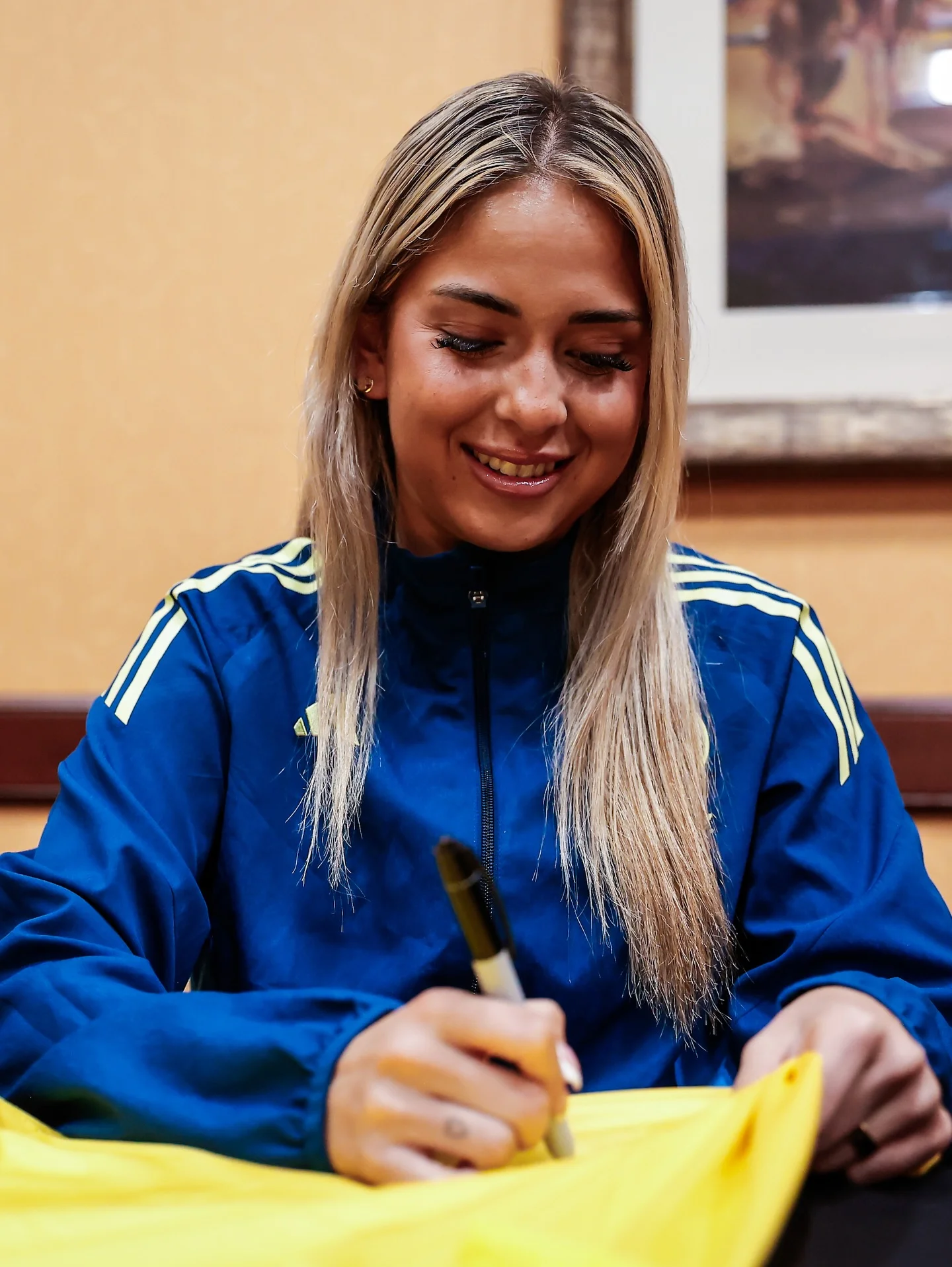 ¡Con su compañía, estamos más que listas para el #GoldenClash! 💙💛 V...