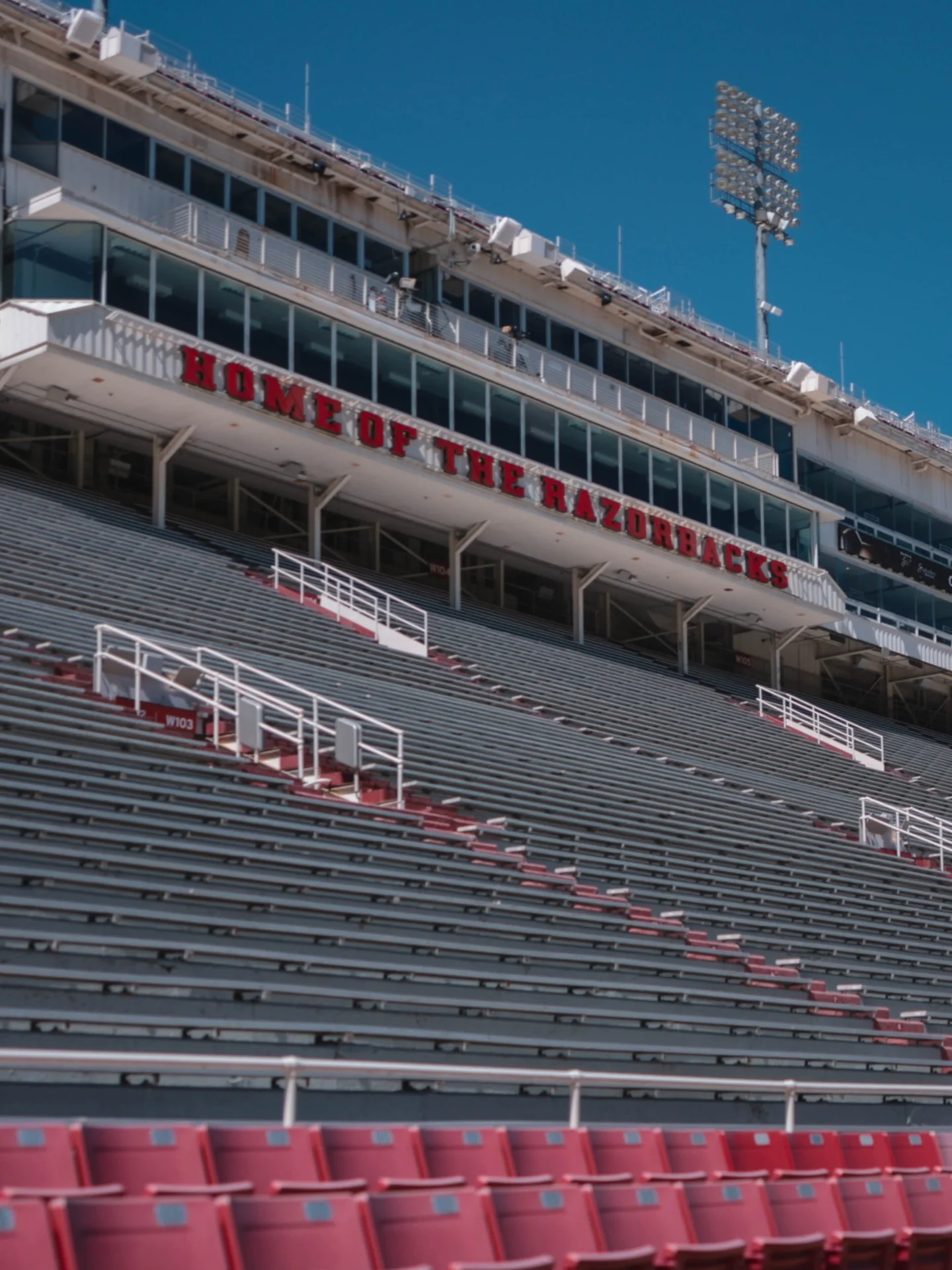 Listo el Donald W. Reynolds Razorback Stadium para el #GoldenClash 💛...