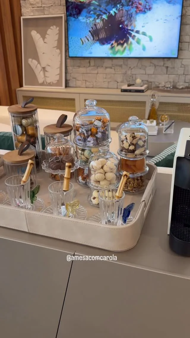 Minha bandeja do cantinho do café agora no aparador. Vocês gostaram?...