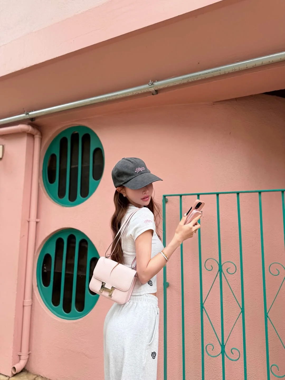 @libeiro_com コラボセットアップもう一色はGRAY🩶 ポイントでピンクの刺繍を🪡🩷 全体ピンクは着づらいなーって方は 小...