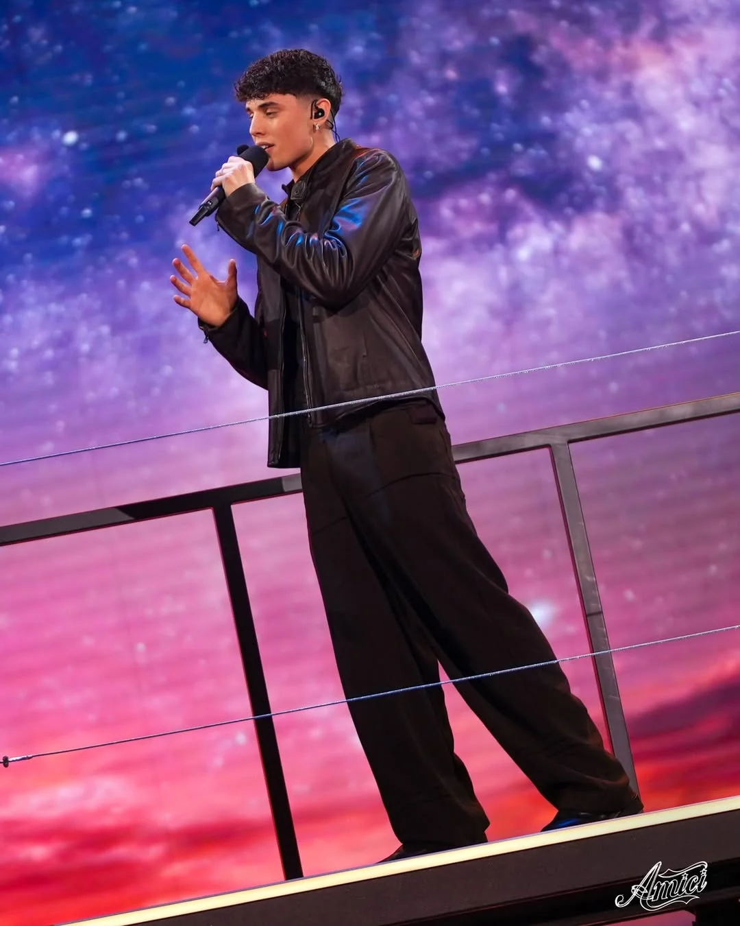 Riccardo torna sul palco e in questa quarta sfida si mette alla prova...