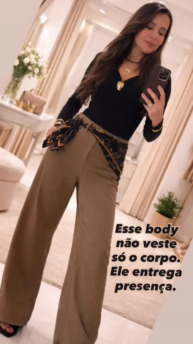 Esse body preto é daqueles que resolvem sua vida. Sabe a peça que voc...